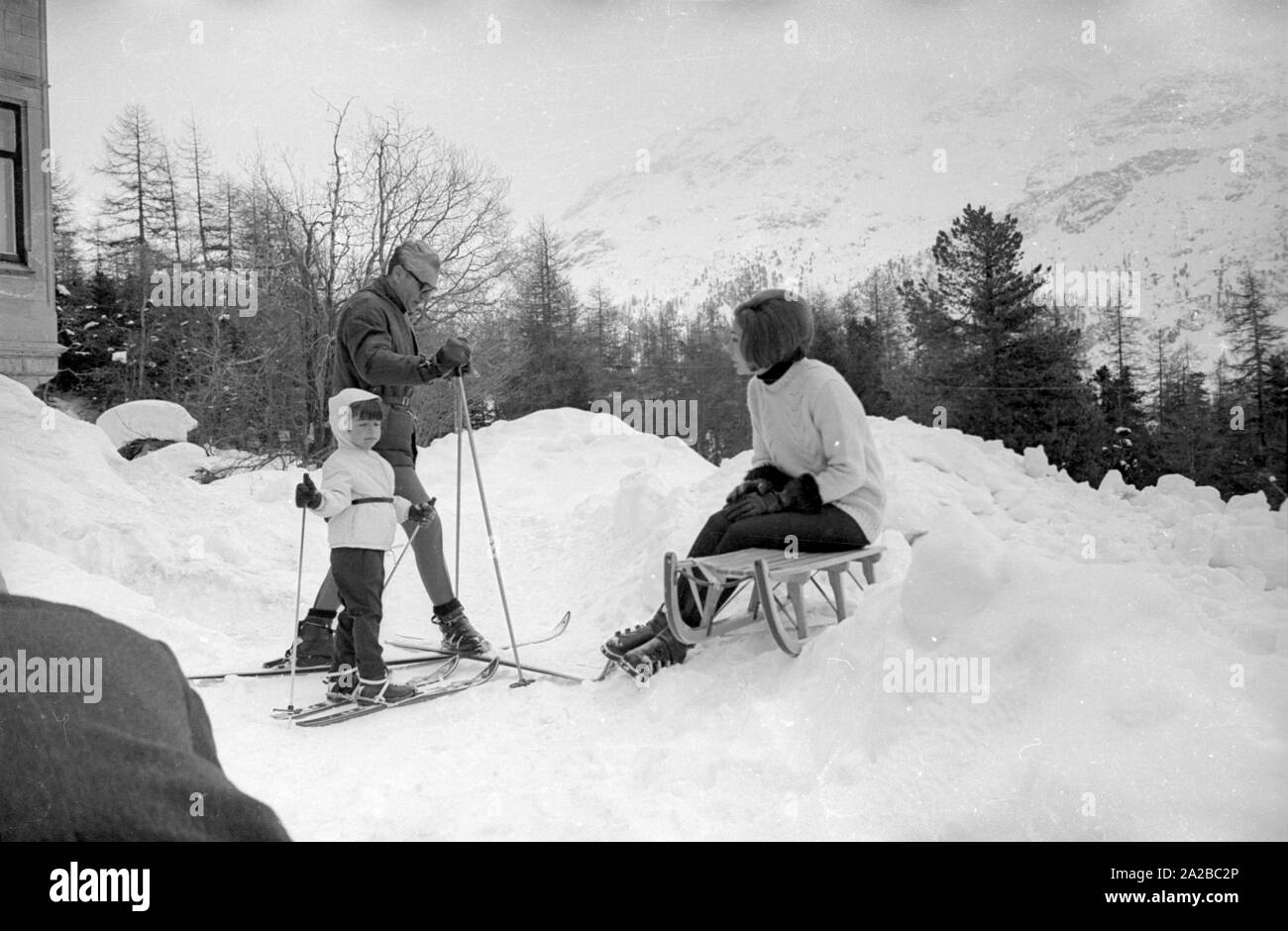 Der Schah von Persien Mohammad Reza Pahlavi und seiner Frau Farah Diba mit ihrer Tochter Farahnaz Skifahren in St. Moritz 1968. Stockfoto