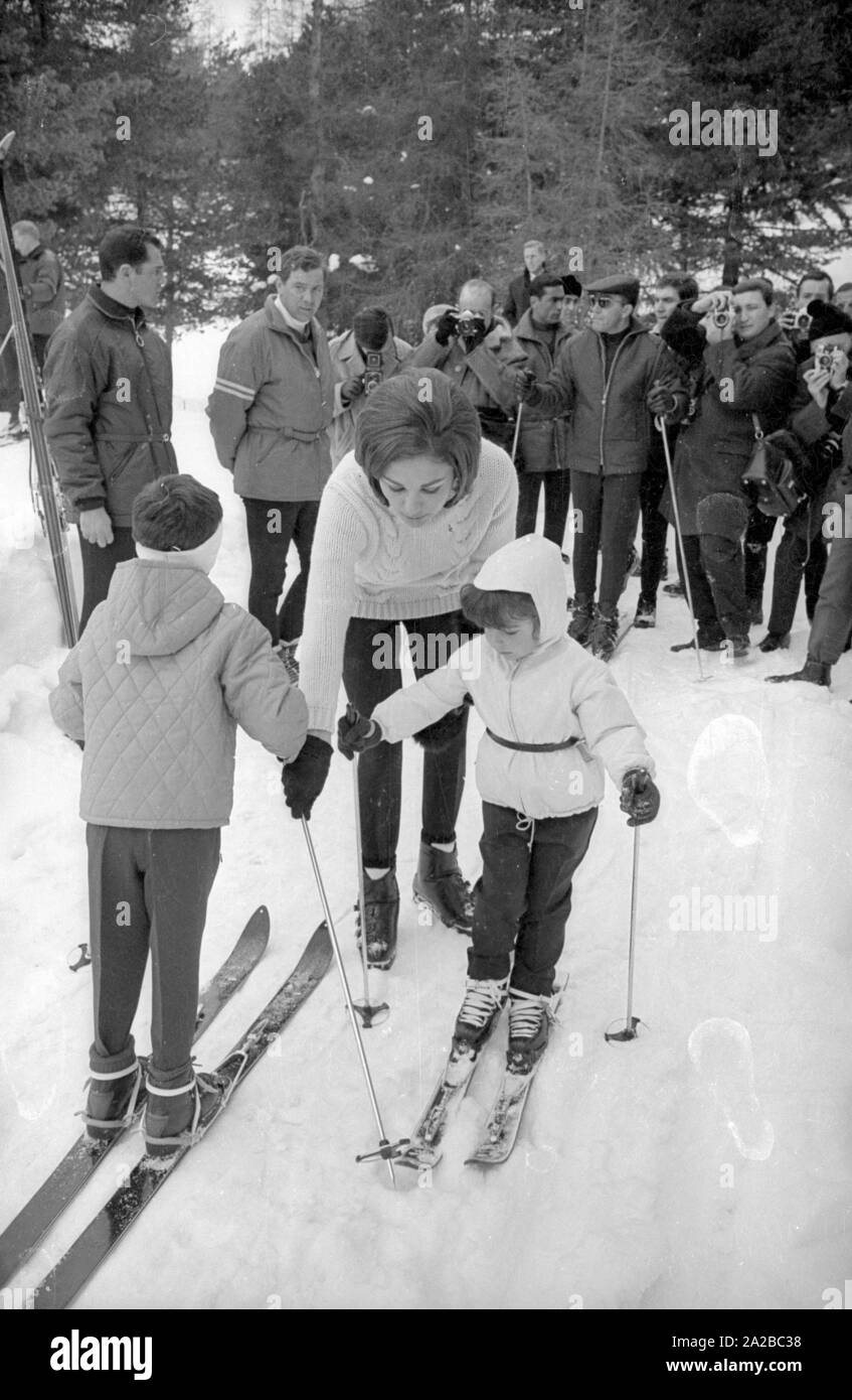 Farah Diba, die Frau des iranischen Schah Reza Pahlewi, mit ihren Kindern Cyrus Reza (l.) und Farahnaz (r) Skifahren in St. Moritz 1968. Stockfoto