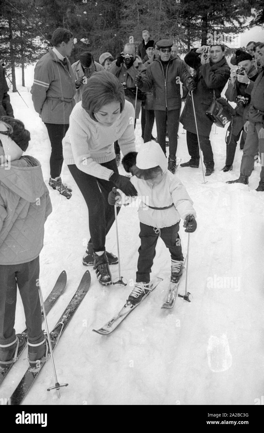 Farah Diba, Ehefrau von Schah des Iran, Mohammad Reza Pahlavi, mit ihrer Tochter Farahnaz Skifahren in St. Moritz 1968. Links im Bild: der Sohn Cyrus Reza. Stockfoto