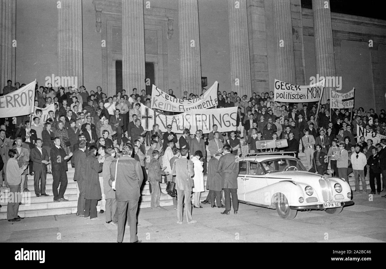 Nach dem Attentat auf Rudi Dutschke, Aktionen fanden vor dem Springer Verlag in ganz Deutschland auf das Osterwochenende 1968. In München, der straßenschlachten forderte zwei Todesopfer, darunter drücken Sie Fotograf Klaus Frings. Am 17.04. (?) Auf dem Königsplatz war die Abschlusskundgebung der Schweigemarsch durch den Allgemeinen Studierenden Ausschuss der Universität organisiert. Die Plakate lesen: "Töne Klaus Frings", "keine Argumente" und "Gegen politische Mord". Stockfoto