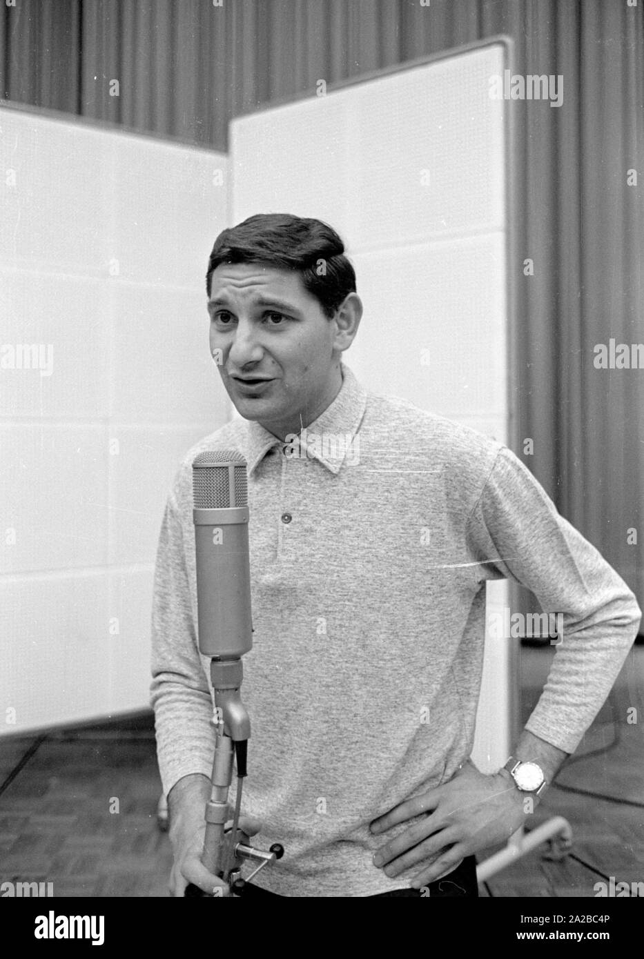Petar Radenkovic, genannt "RADI", dem serbischen Torwart des TSV 1860 München 1965, singt sein Lied "Bin i Radi, bin i König". Stockfoto