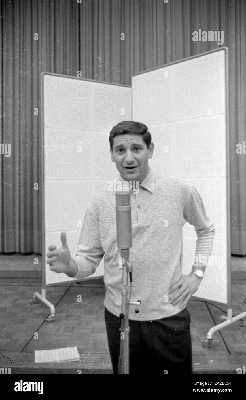 Petar Radenkovic, genannt "RADI", dem serbischen Torwart des TSV 1860 München 1965, singt sein Lied "Bin i Radi, bin i König". Stockfoto