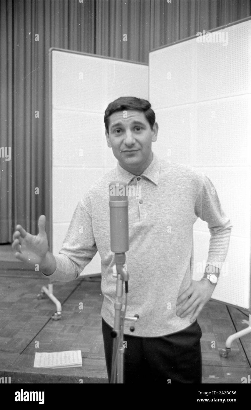 Petar Radenkovic, genannt "RADI", dem serbischen Torwart des TSV 1860 München 1965, singt sein Lied "Bin i Radi, bin i König". Stockfoto