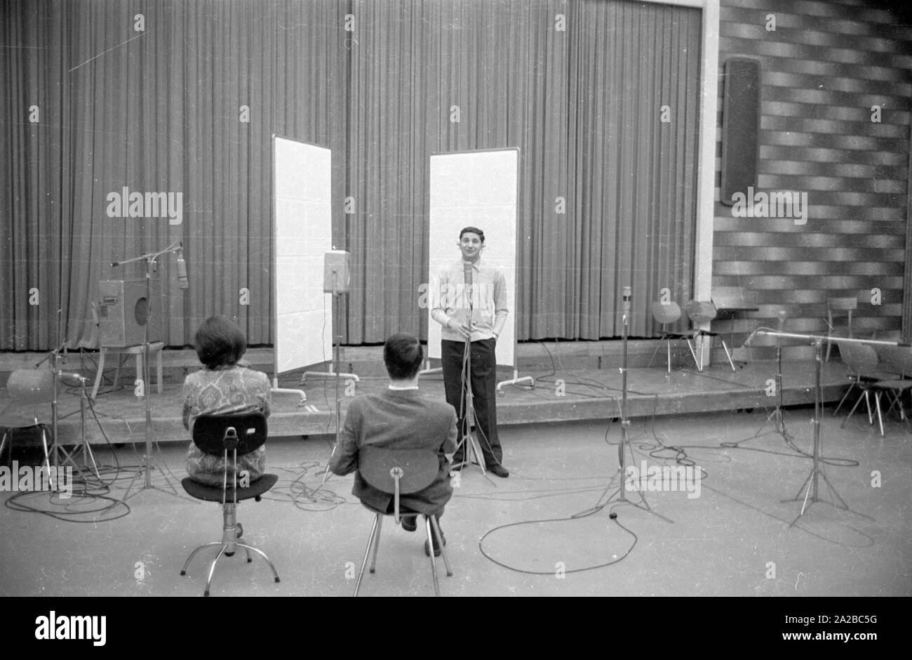 Petar Radenkovic, genannt "RADI", dem serbischen Torwart des TSV 1860 München 1965, singt sein Lied "Bin i Radi, bin i König". Stockfoto