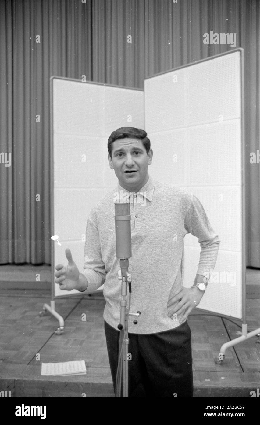 Petar Radenkovic, genannt "RADI", dem serbischen Torwart des TSV 1860 München 1965, singt sein Lied "Bin i Radi, bin i König". Stockfoto