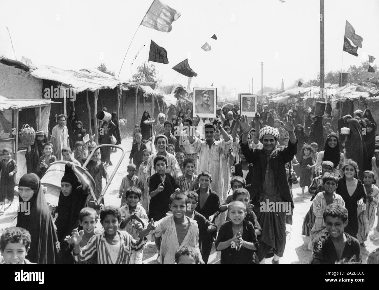 Nach dem Staatsstreich der Armee von Abd al-Karim Qasim und der Ermordung von König Feisal II. und Premierminister Nuri al-Sa'id-led, Irak ist eine Republik erklärt. Unser Bild zeigt den jubelnden Bevölkerung mit dem Bild von General Qasim. Copyright Hinweis: Max Scheler/SZ Foto. Stockfoto