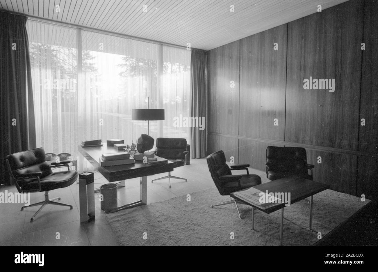 Wohn- und Empfangsgebäude des Bundeskanzlers der Bundesrepublik Deutschland. Hier: Die Studie während der Laufzeit des Ludwig Erhard. Stockfoto