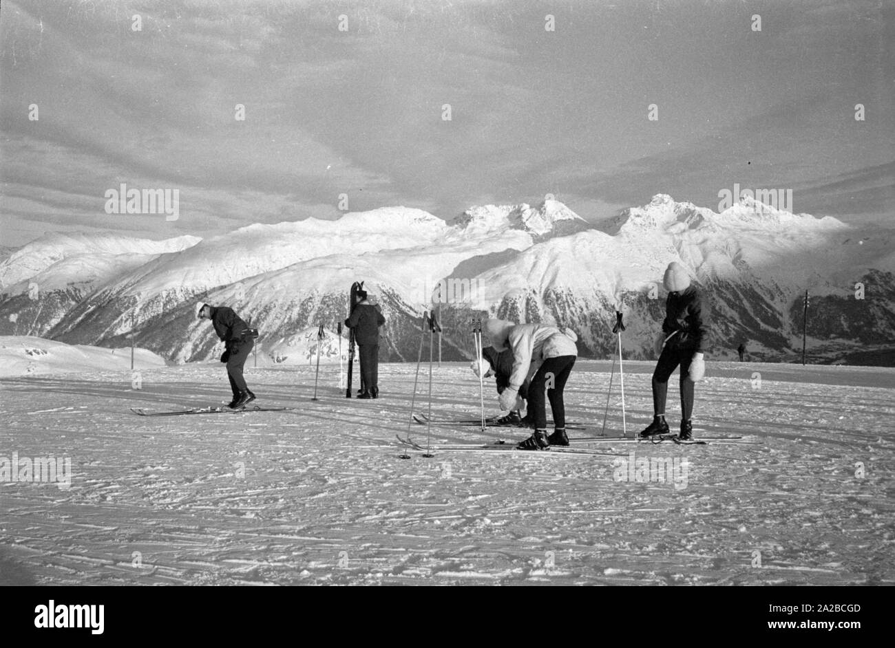 Skifahrer auf den Gipfeln. Stockfoto