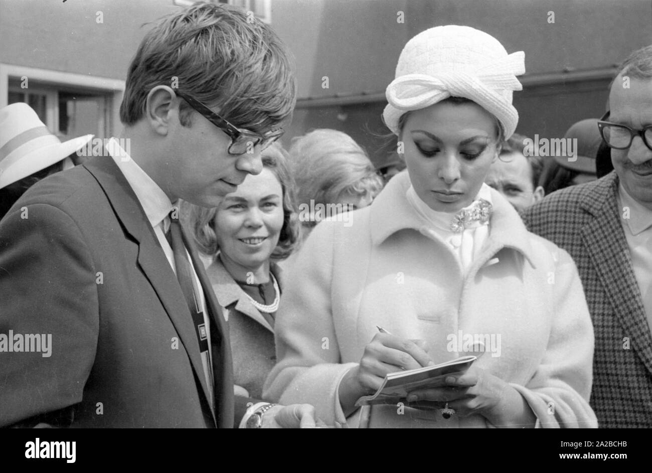 Die italienische Schauspielerin Sophia Loren in München anlässlich der Verleihung des Bambi. Sie wird von Fans und Fotografen umgeben. Stockfoto