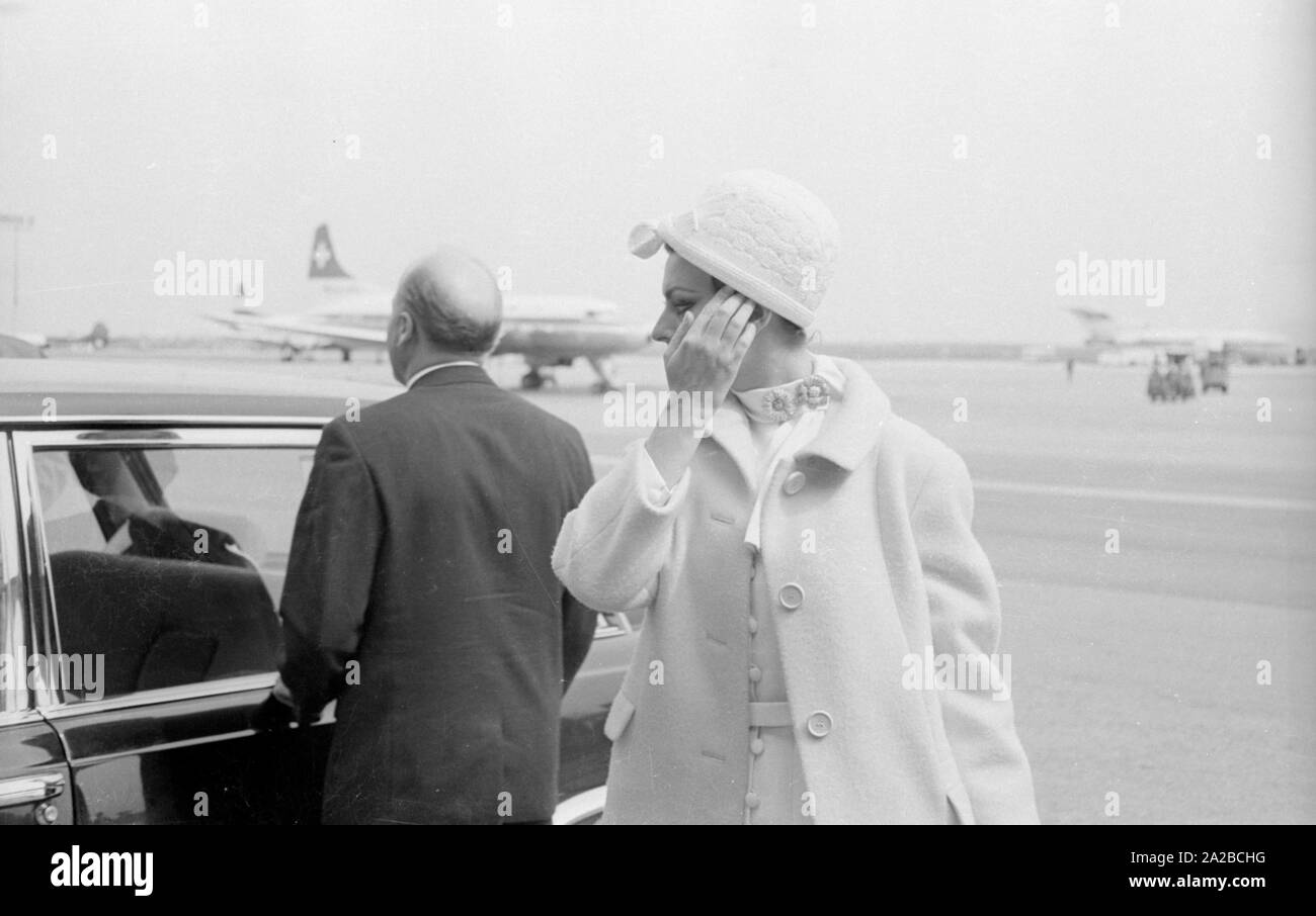 Die italienische Schauspielerin Sophia Loren kommt zum Flughafen in München die Bambi Verleihung teilzunehmen. Stockfoto