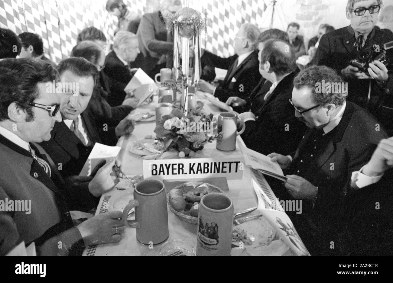 Das bayerische am Münchner Nockherberg, unten Staatsminister