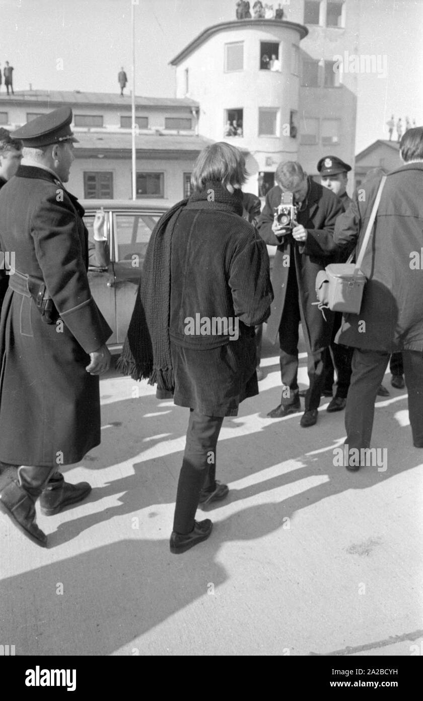 Ringo Starr, Mitglied der britischen Band 'The Beatles', wird von der Polizei und Journalisten in Salzburg begleitet. Stockfoto