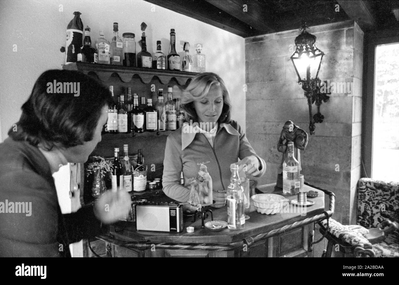 Homestory mit dem Beckenbauer Familie. Im Bild: Brigitte Beckenbauer an der Bar, im Wohnzimmer. Stockfoto