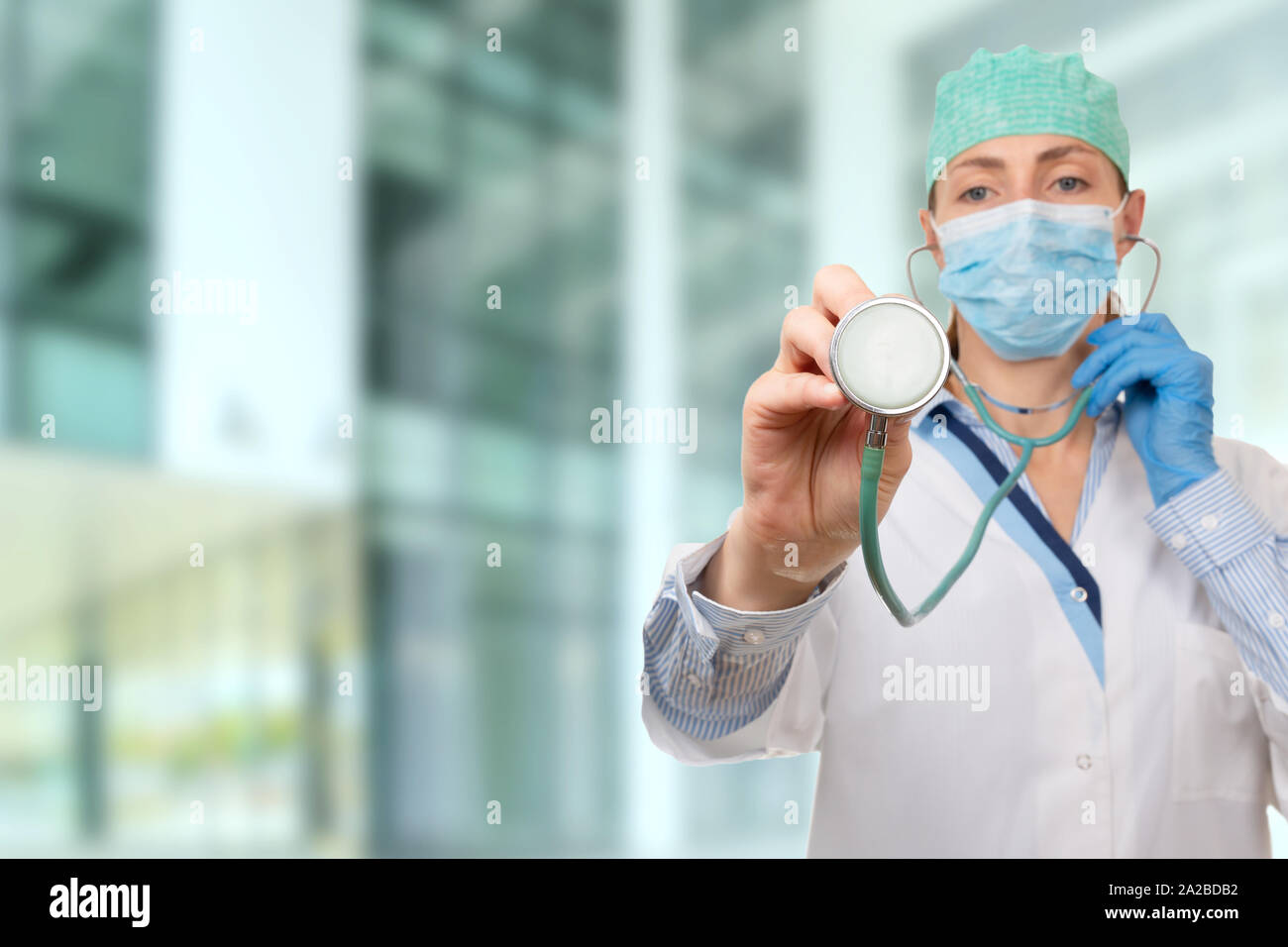 Weibliche Arzt mit einem Stethoskop Stockfoto