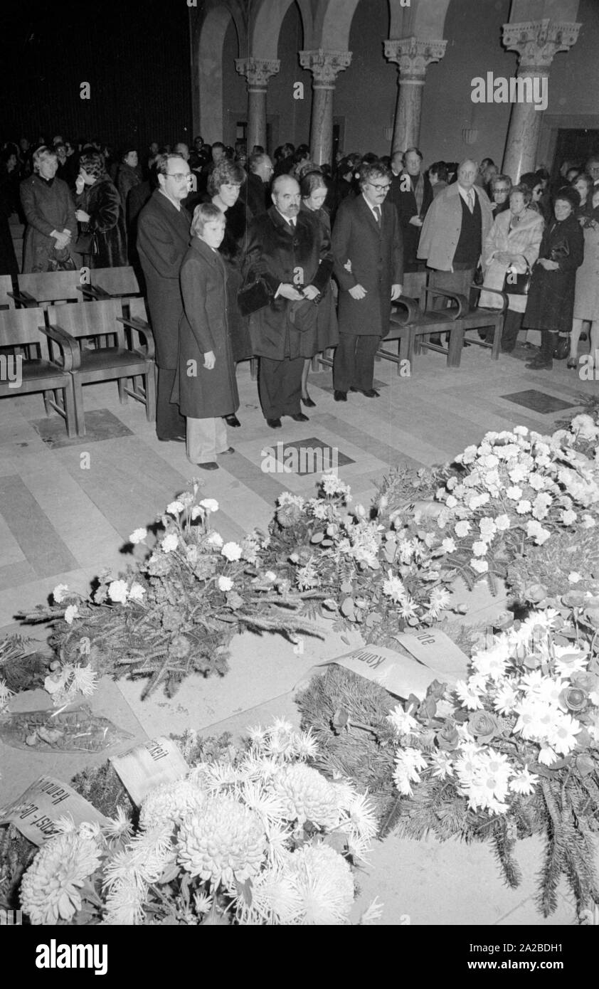 Der Journalist Christian Semler (6. von rechts) bei der Beerdigung seiner Mutter, der Schauspielerin Ursula Herking, am Westfriedhof (West Friedhof) in München. Stockfoto