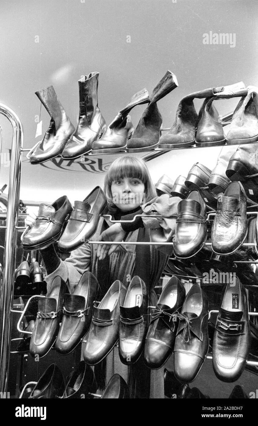 Fotoshooting mit der österreichischen Schauspielerin Christine Schuberth in ein Schuhgeschäft. Stockfoto