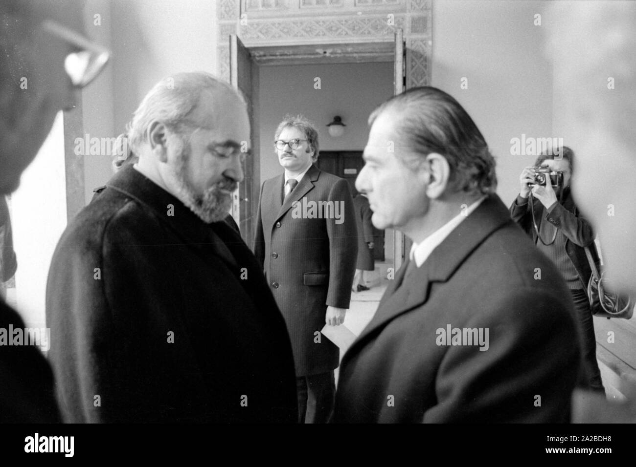 Der Journalist Christian Semler (Mitte) bei der Beerdigung seiner Mutter, der Schauspielerin Ursula Herking, am Westfriedhof (West Friedhof) in München. Stockfoto