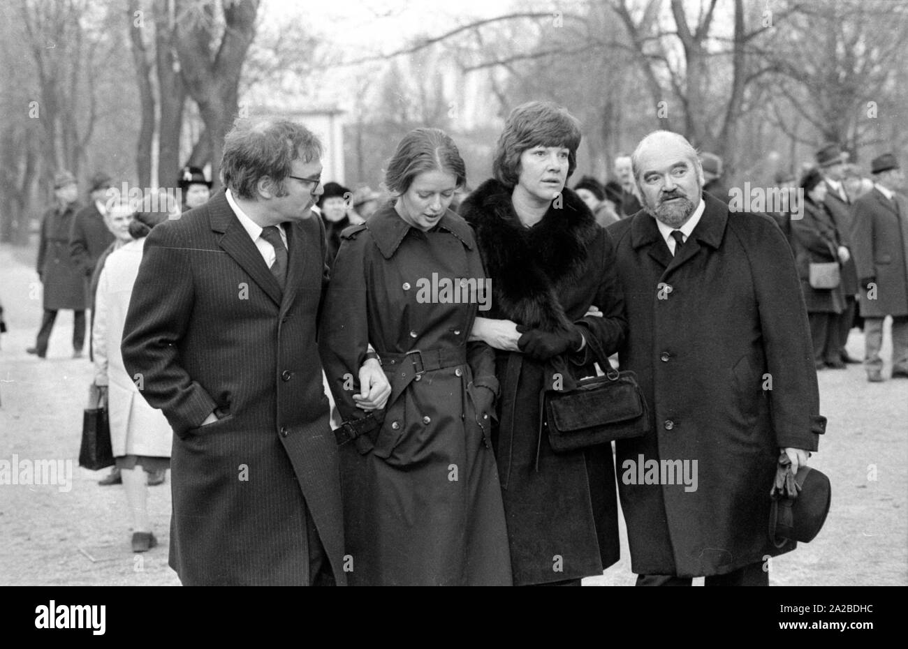 Der Journalist Christian Semler (links) an der Beerdigung seiner Mutter, der Schauspielerin Ursula Herking, am Westfriedhof (West Friedhof) in München. Stockfoto