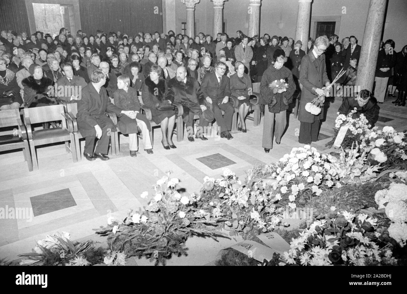 Der Journalist Christian Semler (1. Reihe, zweiter von rechts) bei der Beerdigung seiner Mutter, der Schauspielerin Ursula Herking, am Westfriedhof (West Friedhof) in München. Stockfoto