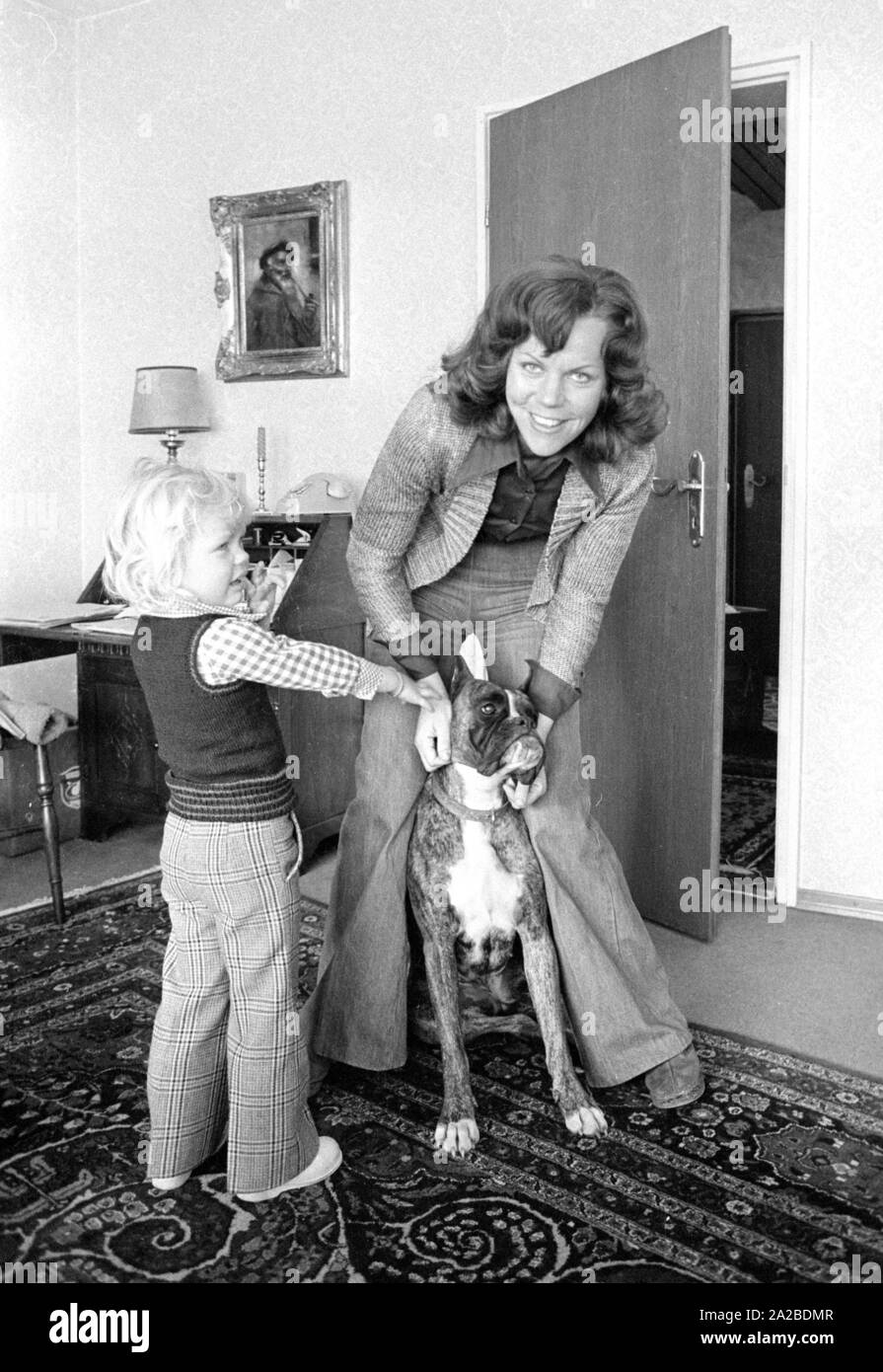 Home Geschichte mit Agnes Maier, die Frau des Deutschen Fußball-Torwart Sepp  Maier. Sie ist mit ihrer Tochter Alexandra Stockfotografie - Alamy