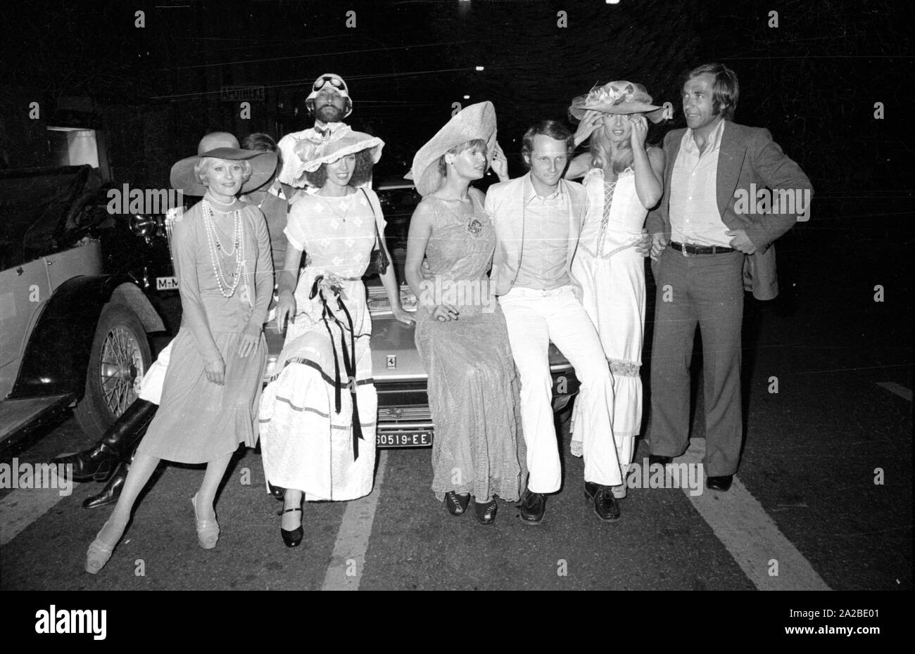 Der österreichische Rennfahrer Niki Lauda (3. von rechts) feiert im angesagten 'warum nicht' Club in München. Edith Schmid (links), die Wirtin der 'warum nicht', ist ebenfalls vorhanden. Stockfoto