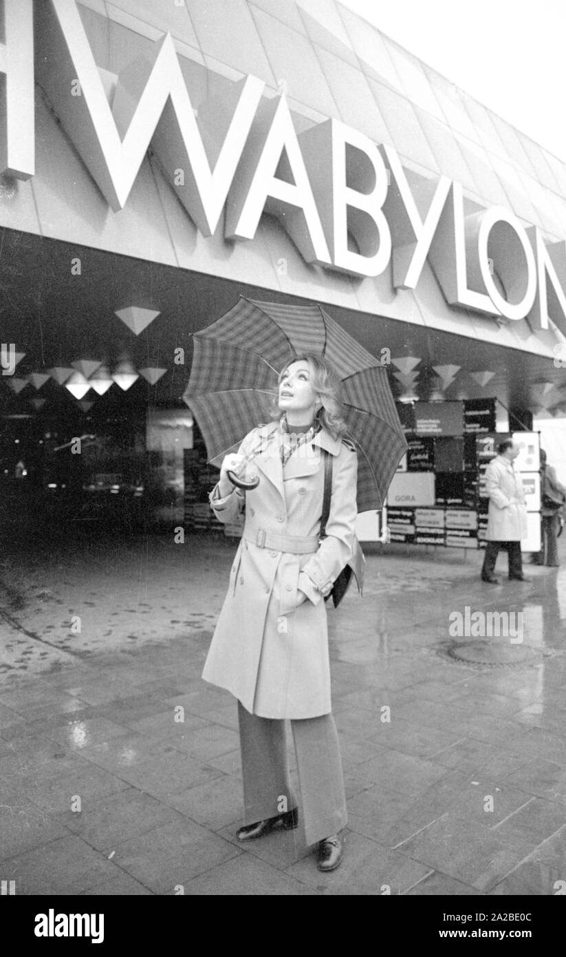 Foto Story mit der österreichischen Schauspielerin Maria Perschy, hier vor der Shopping- und Freizeitzentrum chwabylon" in München. Stockfoto