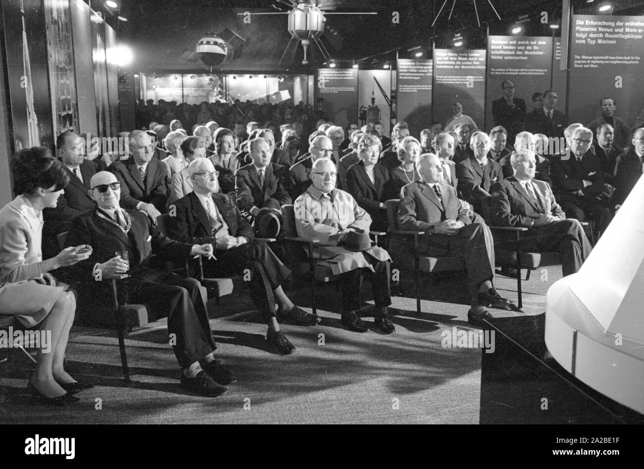 Der Ingenieur Wernher von Braun (6. von links) Besuche der Internationalen Transport Ausstellung (IVA) auf der Theresienhöhe in München. Stockfoto