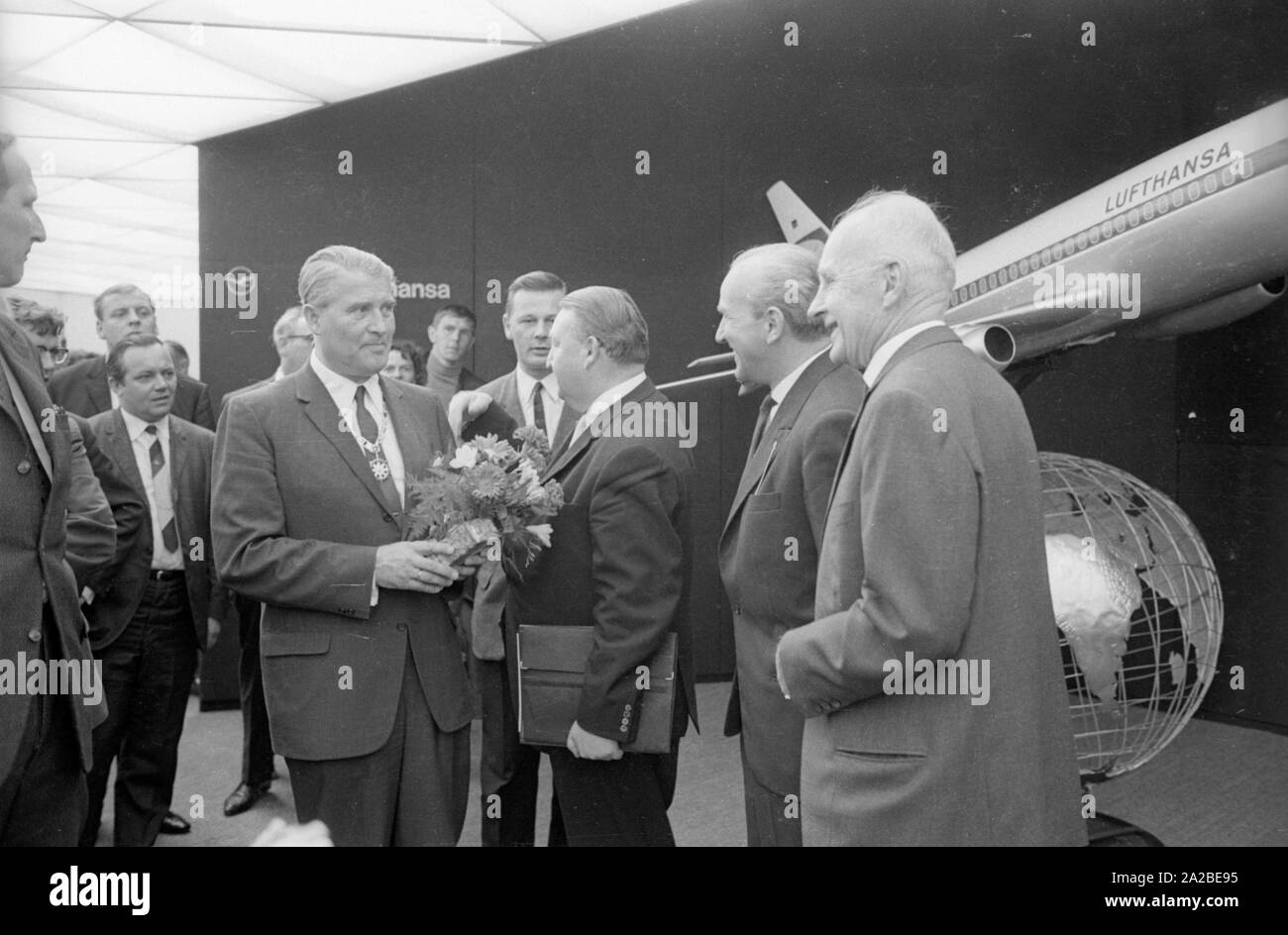 Ingenieur Wernher von Braun (mit Blumen) Besuche der Internationalen Transport Ausstellung (IVA) auf der Theresienhöhe in München. Stockfoto