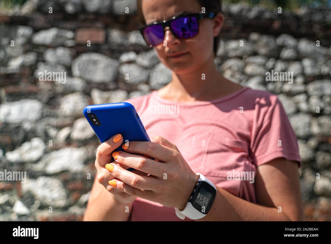 Frau mit Smartphone mit leeren Bildschirm. Vorlage, Mockup, Design. Stockfoto