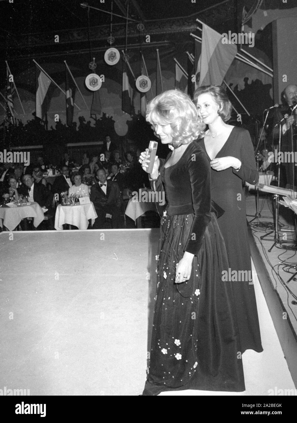 Fashion Show anlässlich der Ski-WM in St. Moritz 1974. Die Frau mit dem Mikrofon ist wahrscheinlich Prinzessin Hannelore von Auersperg (?). Stockfoto