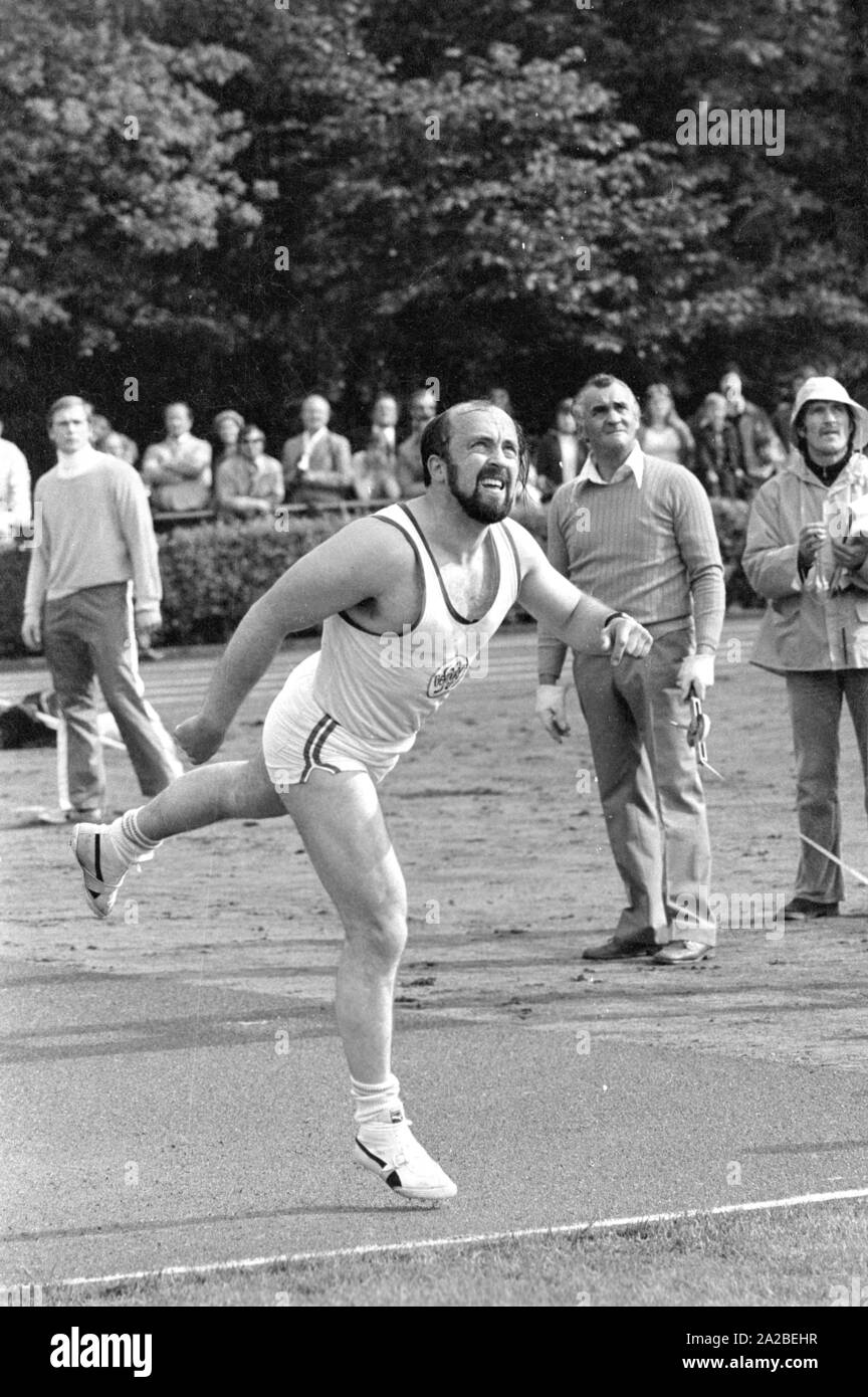 Speerwerfer Klaus Wolfermann an der Mai Sportfest (Mai Sports Festival) in Burgkirchen. Stockfoto