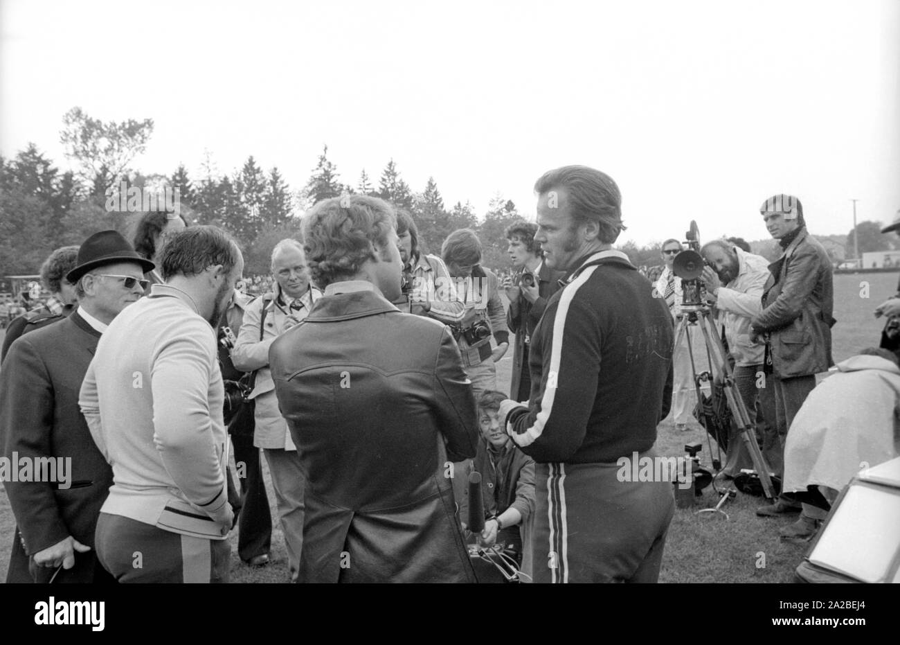 Die Lanze werfer Klaus Wolfermann (2. von links) und Janis Lusis (rechts) stellen die Fragen der Presse an der Mai Sportfest (Mai Sports Festival) in Burgkirchen. Stockfoto