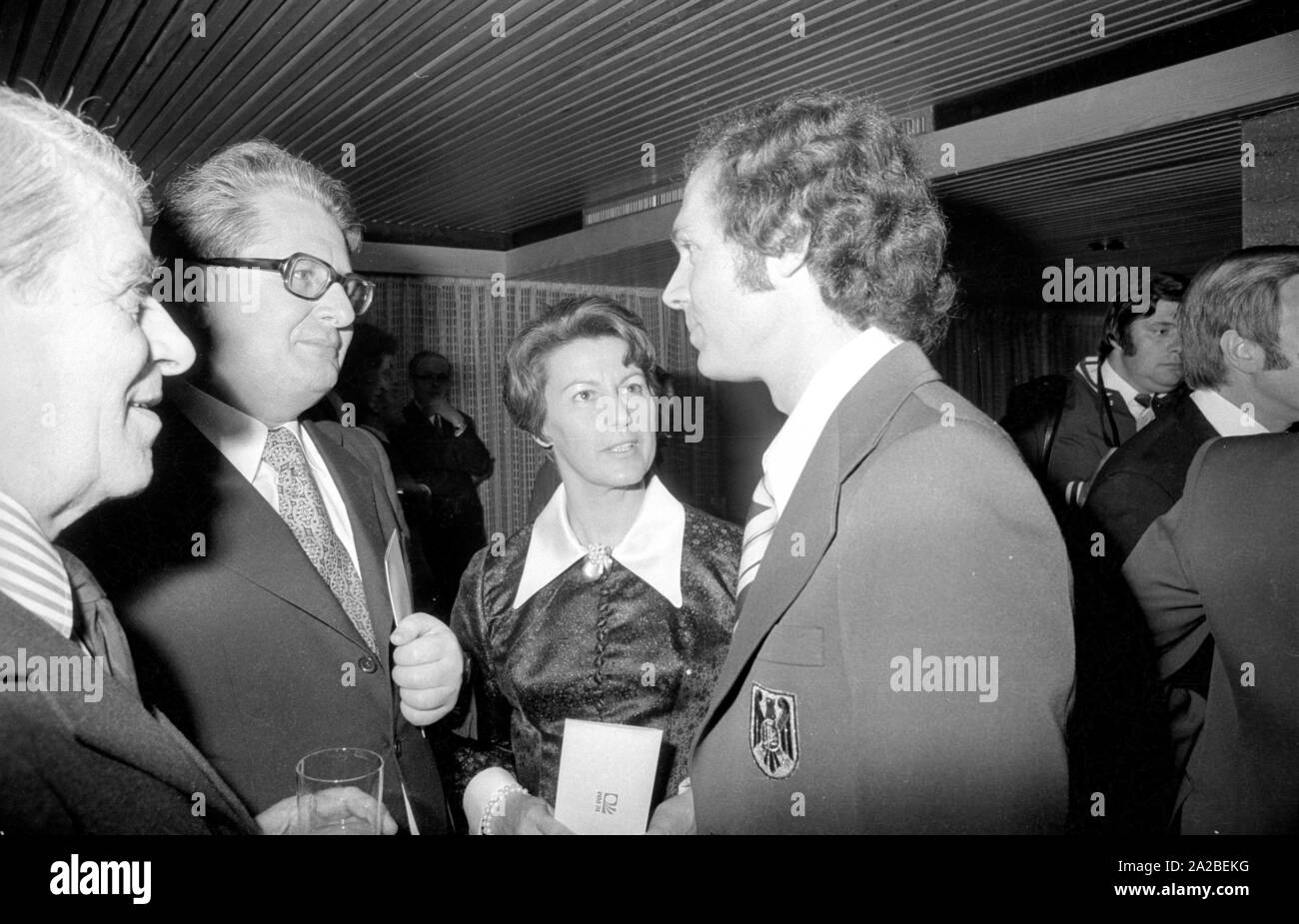 Hans-Jochen Vogel (links) und Fußballer Franz Beckenbauer (r) am Bankett des Bundespräsidenten im Hilton Hotel in München. In der Mitte, Liselotte Vogel. Stockfoto