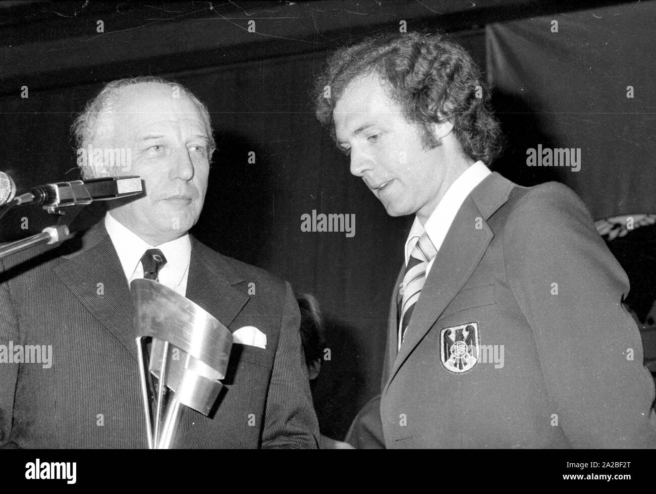 Bundespräsident Walter Scheel (links) und Fußballer Franz Beckenbauer (r) am Bankett im Hotel Hilton in München. Scheel präsentiert Beckenbauer die Fairness Cup im Namen des Teams. Stockfoto
