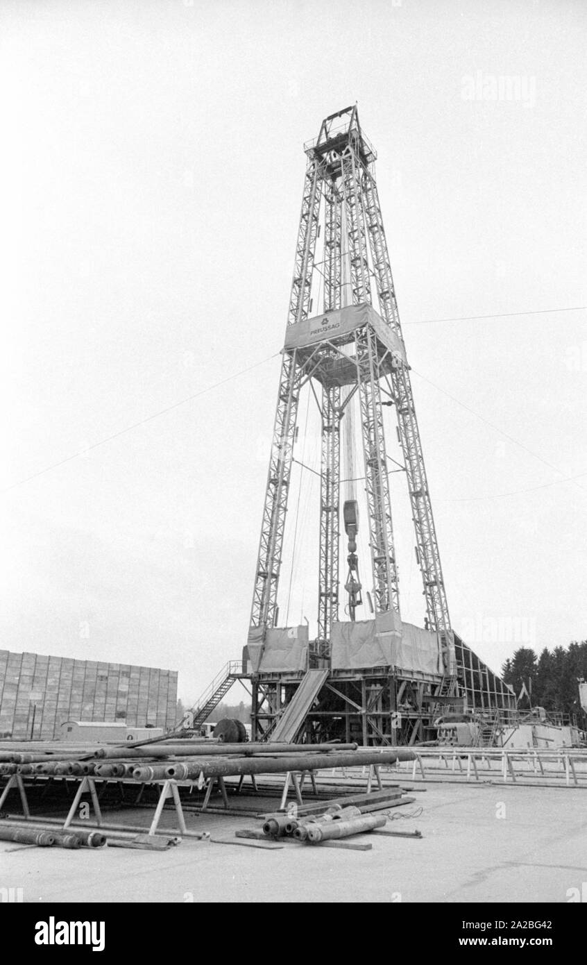 In der Forschungsphase öl gut bin iesbach 1' bei Miesbach ist für Erdgas in einer Tiefe von 6000 Metern gebohrt. Gut erkennbar: die Öl- und Derrick. Stockfoto