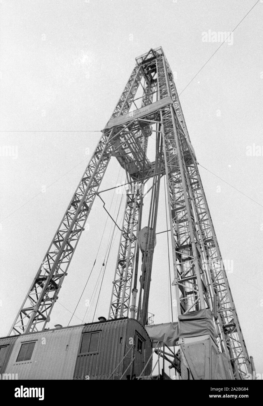 In der Forschungsphase öl gut bin iesbach 1' bei Miesbach ist für Erdgas in einer Tiefe von 6000 Metern gebohrt. Gut erkennbar: die Öl- und Derrick. Stockfoto