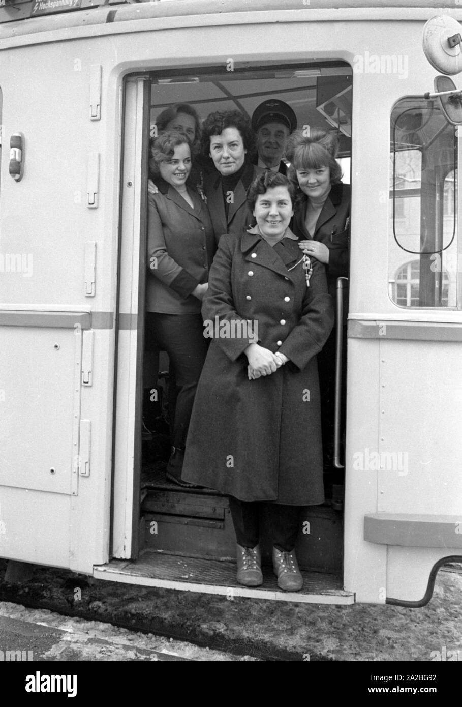 Anfang der 60er Jahre zum ersten Mal in München, Frauen wurden ausgebildet, Straßenbahnen zu fahren - unter ständiger öffentliche Debatte. Dies könnte der erste Klasse. Stockfoto