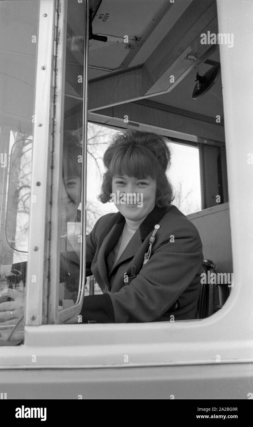 Anfang der 60er Jahre zum ersten Mal in München, Frauen wurden ausgebildet, Straßenbahnen zu fahren - unter ständiger öffentliche Debatte. Dies könnte der erste Klasse. Stockfoto