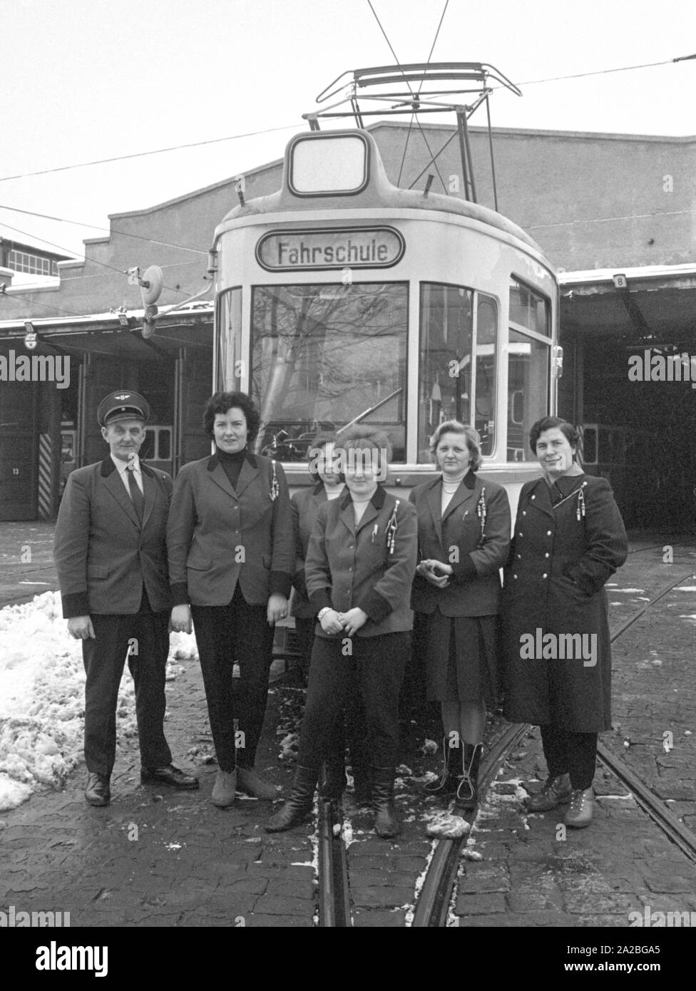 Anfang der 60er Jahre, Frauen erhielten Straßenbahn fahren Bildung zum ersten Mal in München, unter dem Ständigen öffentlichen Debatte. Dies könnte der erste Klasse. Stockfoto