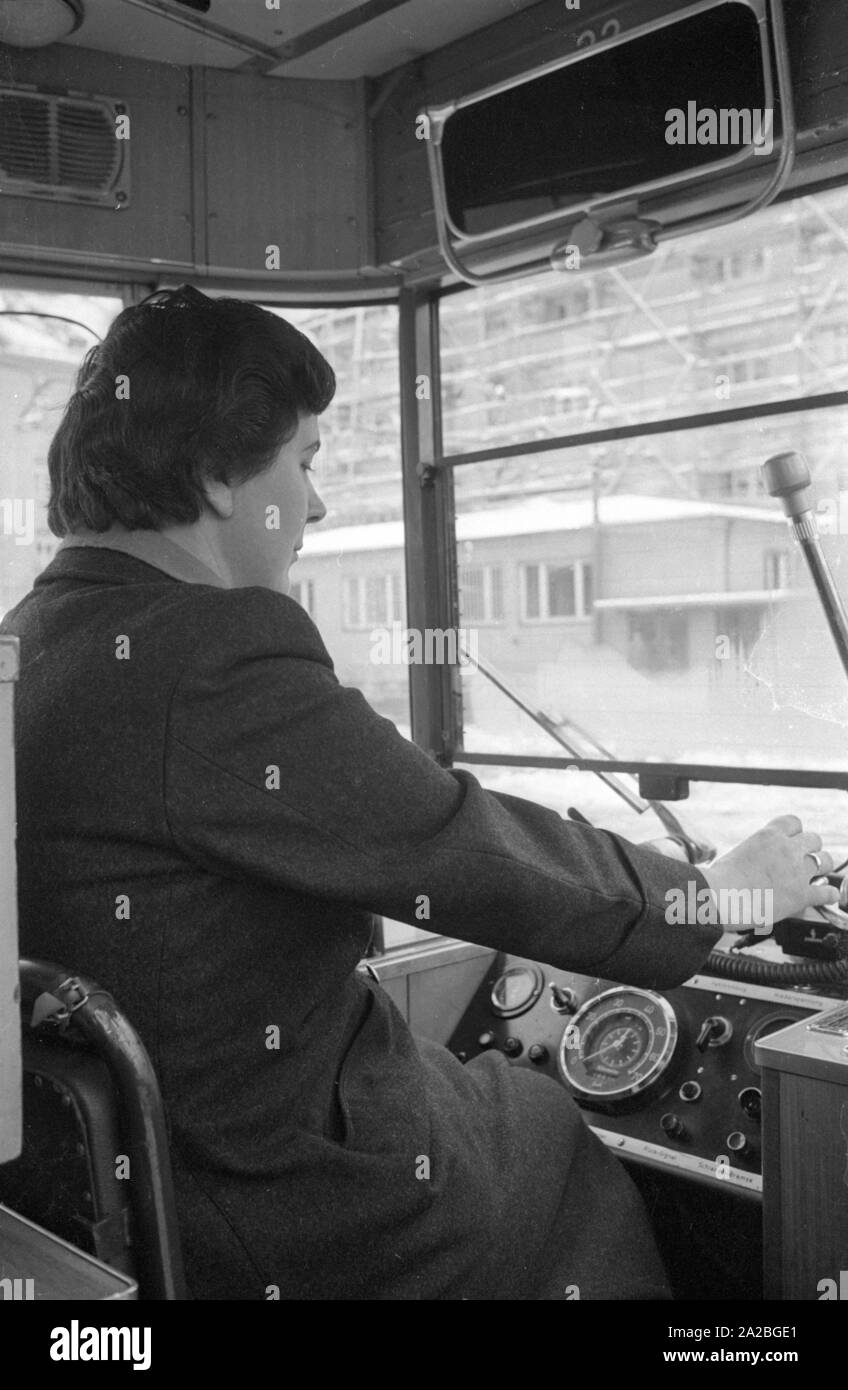 Anfang der 60er Jahre zum ersten Mal in München, Frauen erhielten Straßenbahn fahren Bildung - unter ständiger öffentliche Debatte. Dies könnte der erste Klasse. Stockfoto