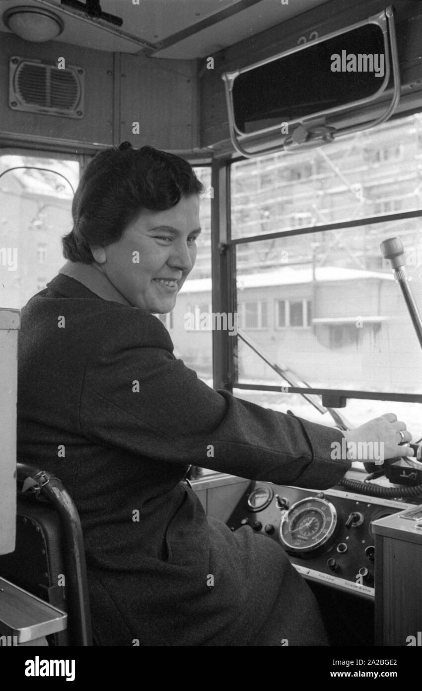 Anfang der 60er Jahre zum ersten Mal in München, Frauen erhielten Straßenbahn fahren Bildung - unter ständiger öffentliche Debatte. Dies könnte der erste Klasse. Stockfoto