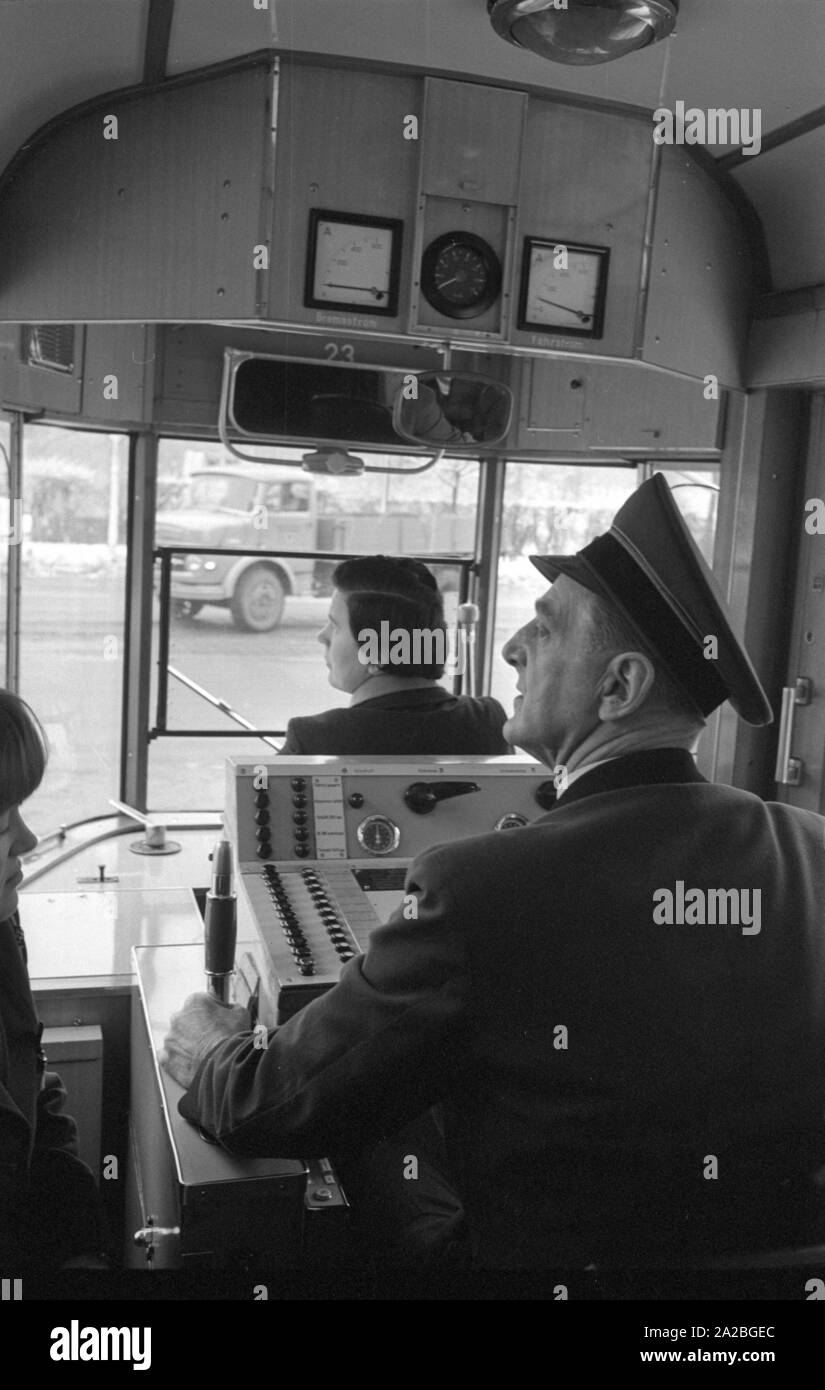 Anfang der 60er Jahre, Frauen erhielten Straßenbahn fahren Bildung zum ersten Mal in München, unter dem Ständigen öffentlichen Debatte. Dies könnte der erste Klasse. Stockfoto