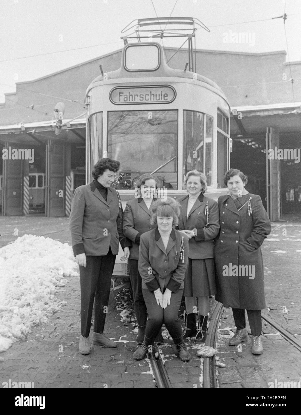 Anfang der 60er Jahre, Frauen erhielten Straßenbahn fahren Bildung zum ersten Mal in München, unter dem Ständigen öffentlichen Debatte. Dies könnte der erste Klasse. Stockfoto