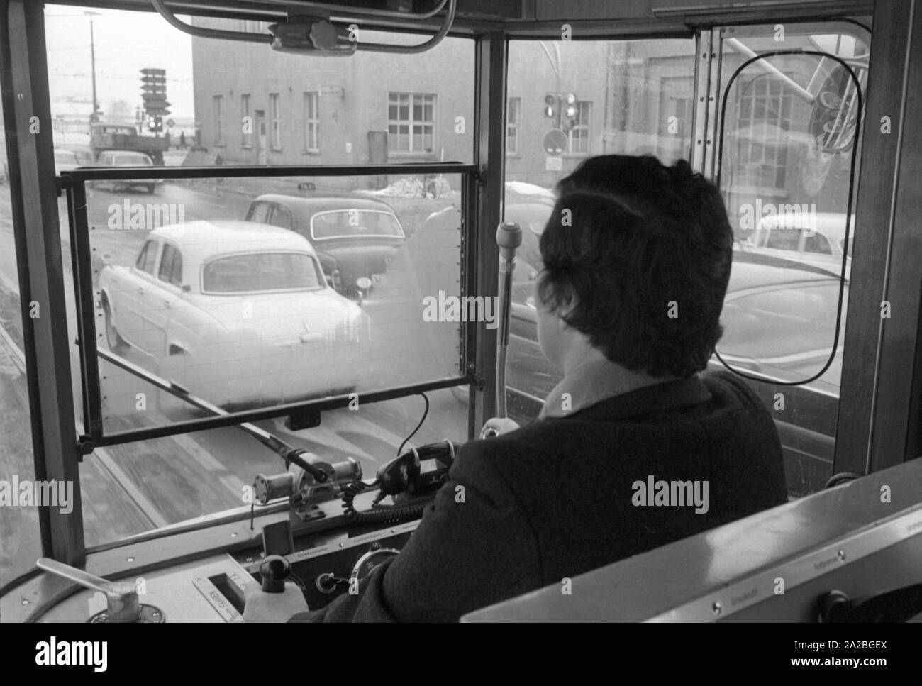 Anfang der 60er Jahre zum ersten Mal in München, Frauen wurden ausgebildet, Straßenbahnen zu fahren - unter ständiger öffentliche Debatte. Dies könnte der erste Klasse. Stockfoto