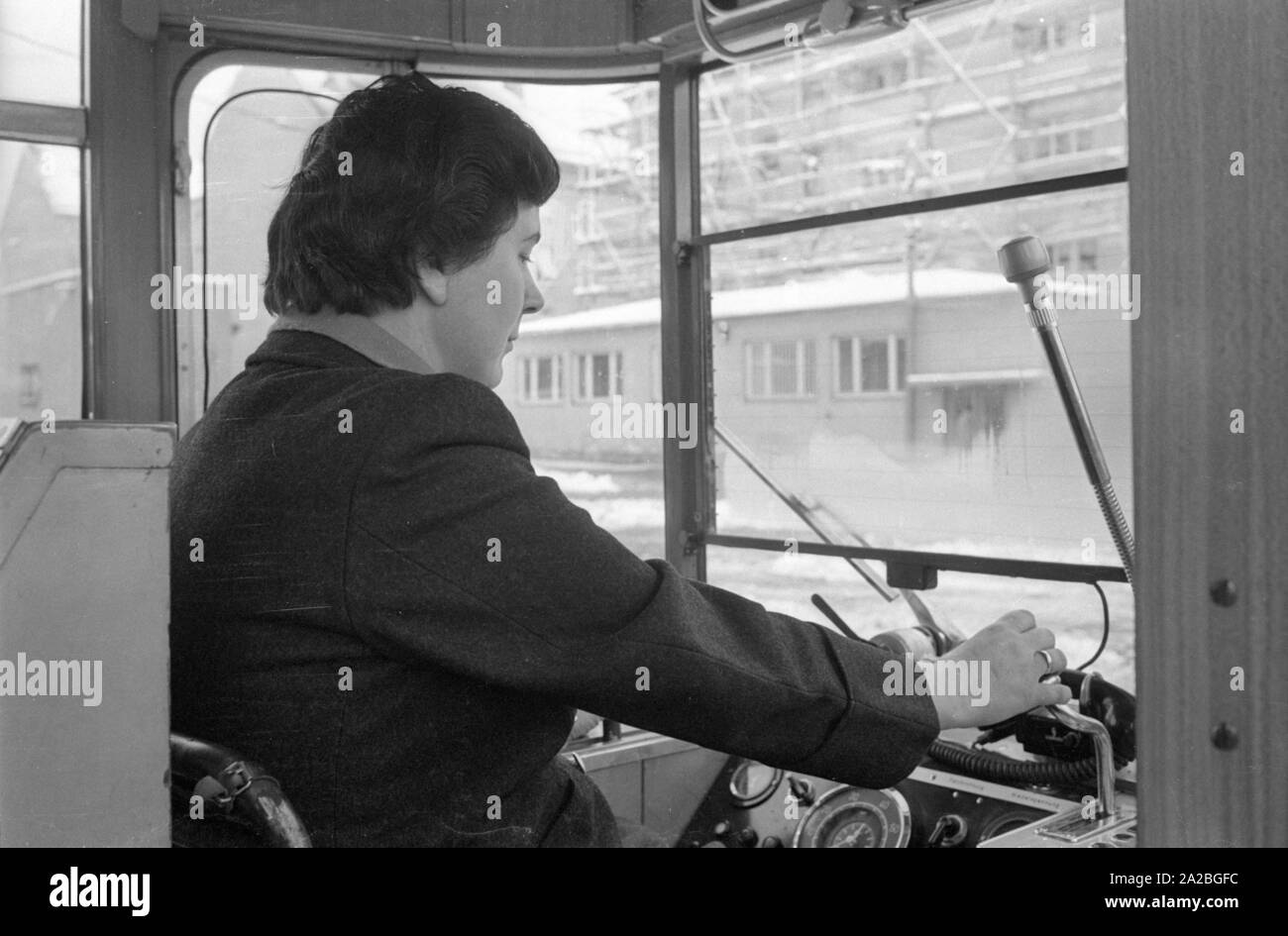 Anfang der 60er Jahre, Frauen erhielten Straßenbahn fahren Bildung zum ersten Mal in München, unter dem Ständigen öffentlichen Debatte. Dies könnte der erste Klasse. Stockfoto