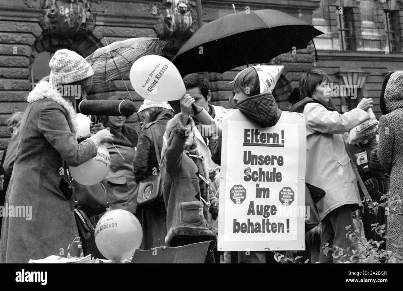 In München, Eltern und Kinder demonstrieren für bessere Lernbedingungen in deutschen Schulen mit Slogans wie "Kinder brauchen kleine Klassen' und 'Eltern! Ein Auge auf unsere Schule!". Stockfoto