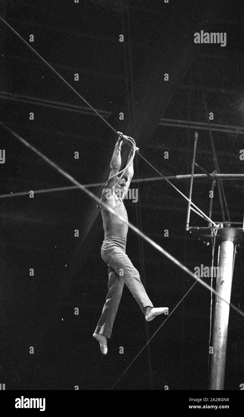 Leistung einer Gratwanderung Artist im Zirkus, wahrscheinlich der Circus Krone. Stockfoto