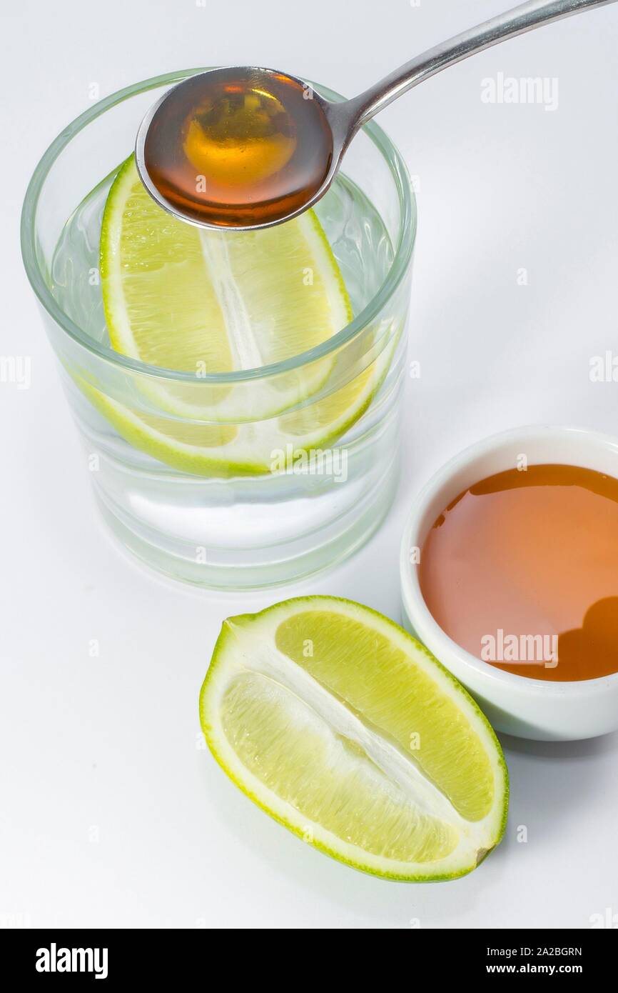 Kalt- und Hustenmittel mit Zitronensaft, Honig und Glas warmem Wasser. Stockfoto