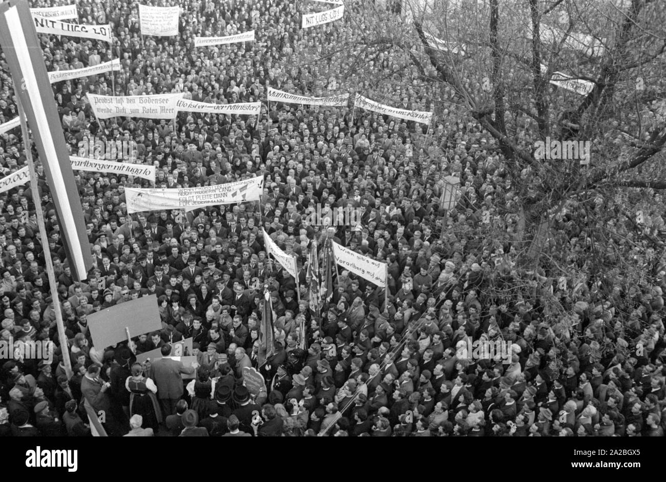 Leute auf dem Kornmarktplatz in Bregenz zeigen, Sie wollen Das neueste Schiff der Österreichischen Bodensee Flotte namens 'nach Vorarlberg". Die Bewohner des gleichnamigen Bundeslandes lehnen das Schiff den Namen "Karl Renner". Diese öffentliche Debatte, die von 1964 bis 1965 dauerte, ging in die Geschichte als die "Fussachaffaere' ('Fussach Affäre"). Stockfoto