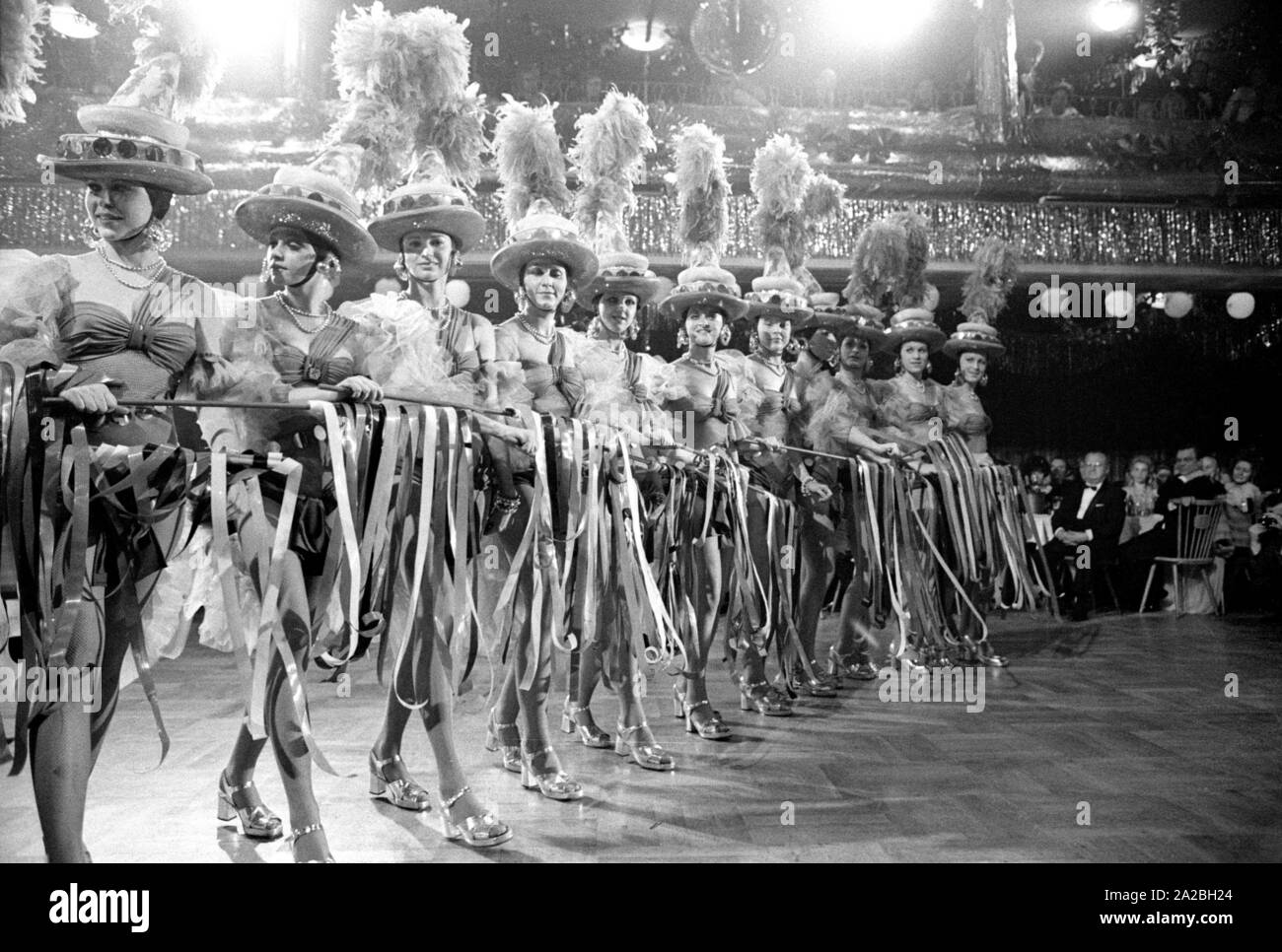 Tänzerinnen in den Deutschen Filmball 1974 im Bayerischen Hof. Stockfoto